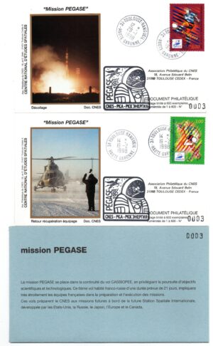 Lancement Soyouz TM27 – Baïkonour 28 Janvier 1998 – Mission scientifique franco-soviétique Pegase Station MIR – Pochette CNES 2 Enveloppes, 2 Cartes, Badge Mission – C 47 – Réf 9040018